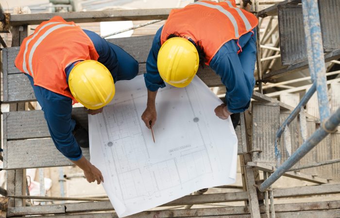 Baubegleitung Zwei Männer die einen Bau begutachten